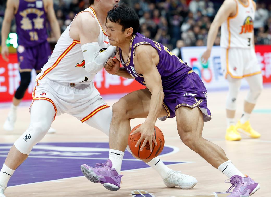 星空体育官网包含风云突变！上海申花赛前篮板制胜，CBA常规赛版图或变，话题不断，身体对抗强度拉满的词条